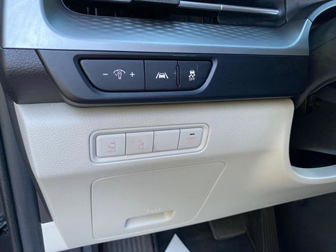 Used 2022 Kia Carnival LX FWD image 68