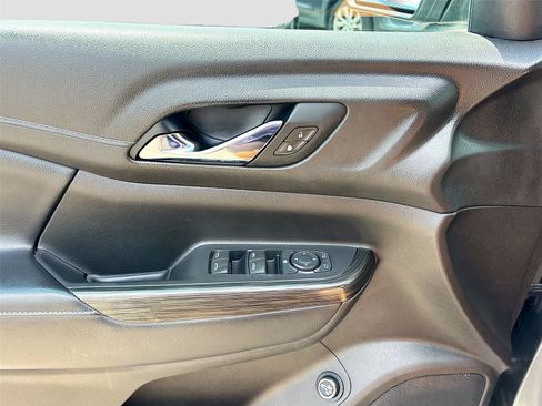 Used 2021 GMC Acadia SLT FWD image 18