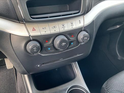 Used 2020 Dodge Journey SE w/ SE Popular Equipment Group image 31