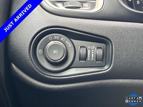 Certified 2017 Jeep Renegade Latitude FWD image 34