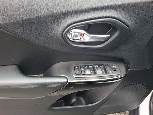 Used 2019 Jeep Cherokee Altitude image 22