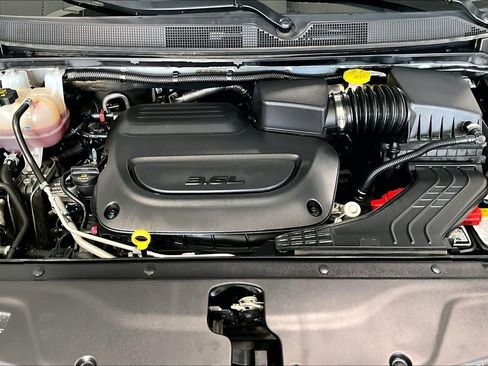 Used 2024 Chrysler Pacifica Touring-L image 9