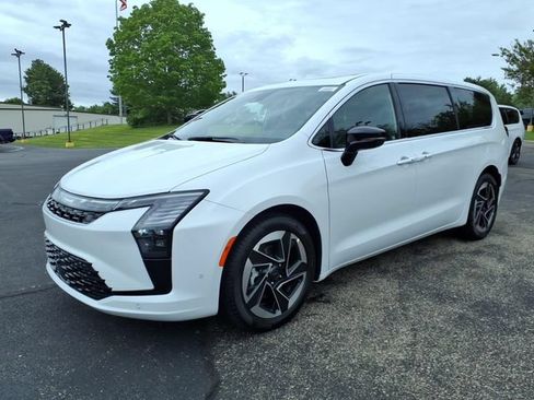New 2027 Chrysler Pacifica Limited FWD image 3
