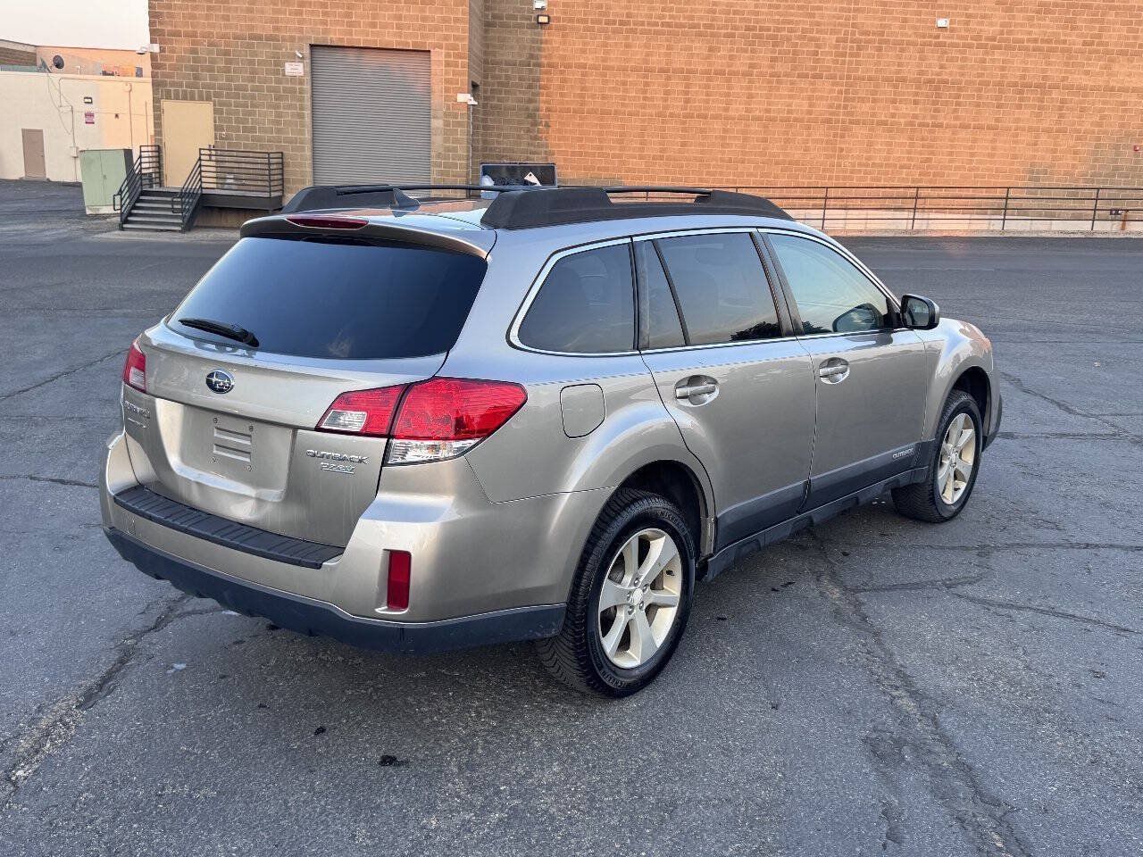 Used 2014 Subaru Outback 2.5i Premium AWD/4WD image 5