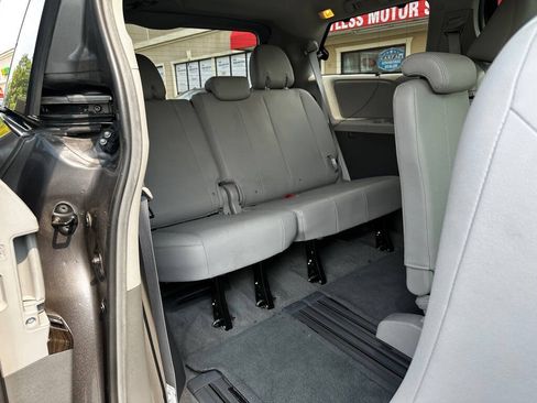 Used 2017 Toyota Sienna XLE Premium FWD image 9
