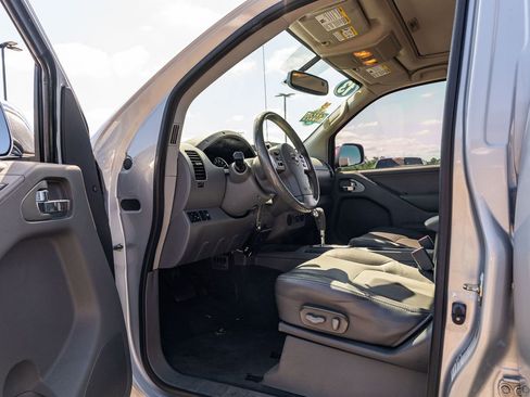 Used 2013 Nissan Frontier SV w/ SV Value Truck Pkg RWD image 18