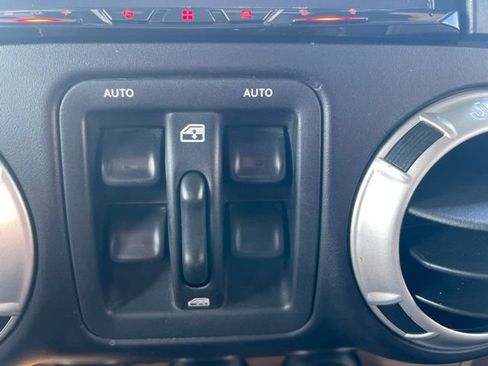 Used 2012 Jeep Wrangler Unlimited Sahara AWD/4WD image 17