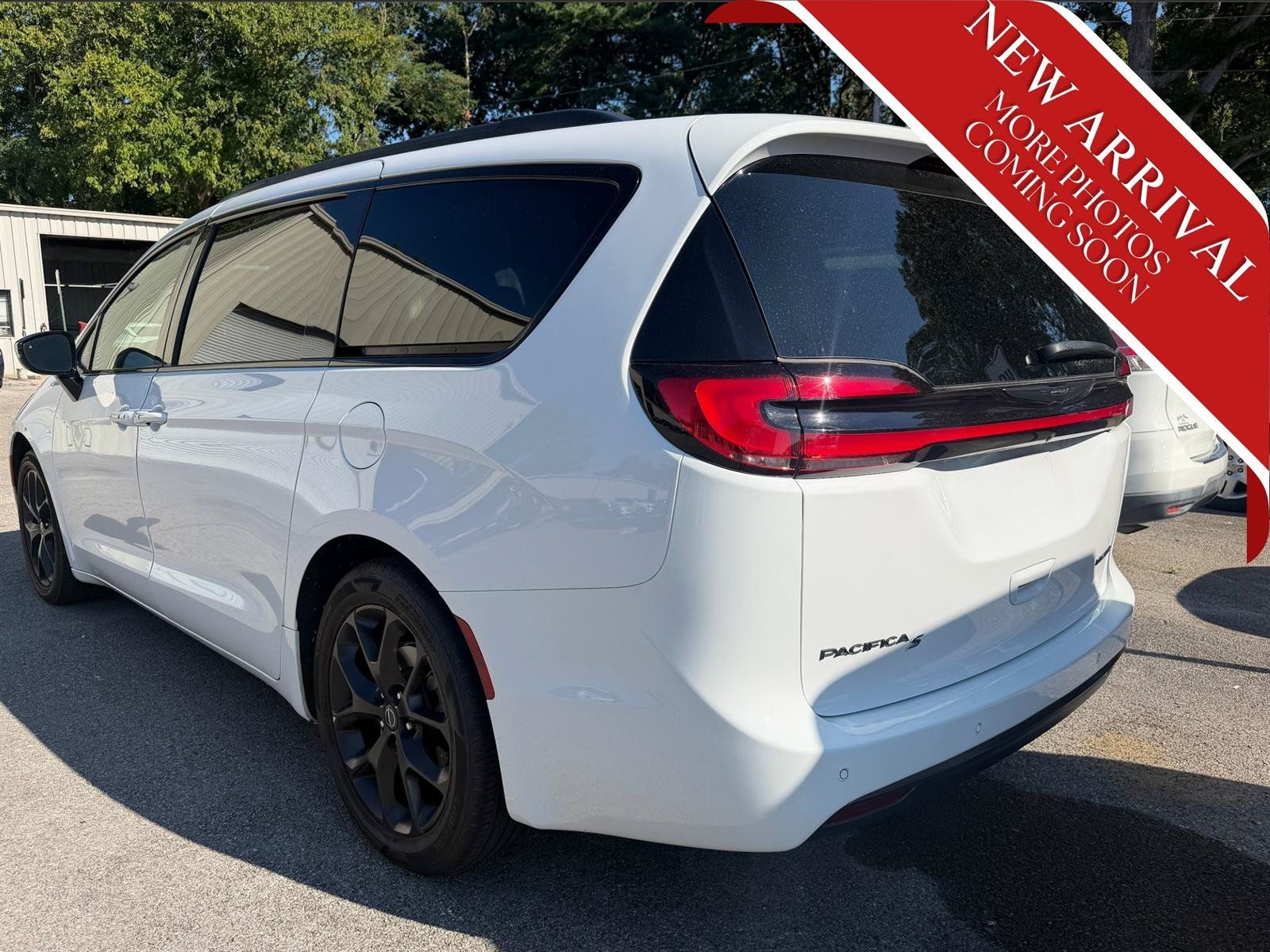Used 2025 Chrysler Pacifica Limited FWD image 5