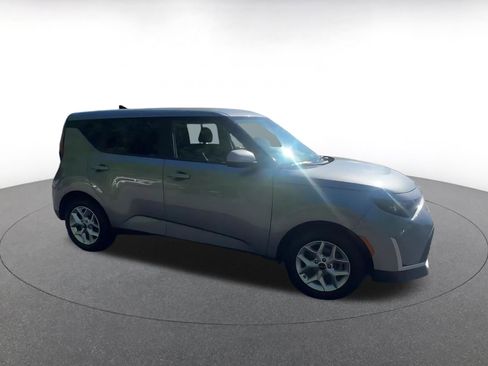 Used 2025 Kia Soul LX w/ LX Technology Package FWD image 2