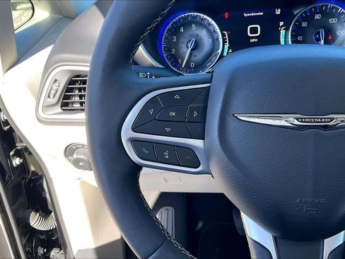 Used 2024 Chrysler Pacifica Touring-L image 22