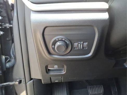 Used 2023 Jeep Grand Cherokee Laredo AWD/4WD image 14