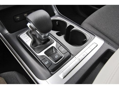 Used 2024 Kia Carnival LX FWD image 30