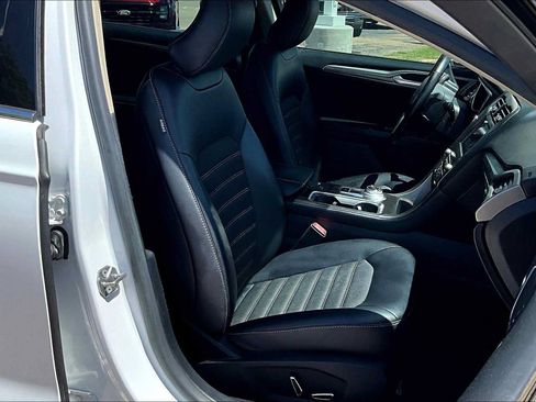 Used 2017 Ford Fusion SE w/ Equipment Group 201A FWD image 9