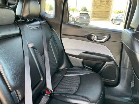 Used 2025 Jeep Compass Latitude image 36