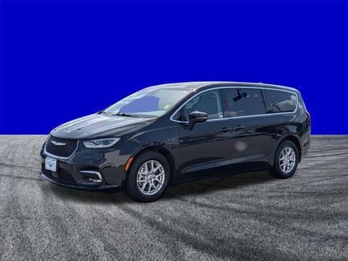 Used 2023 Chrysler Pacifica Touring-L FWD image 8