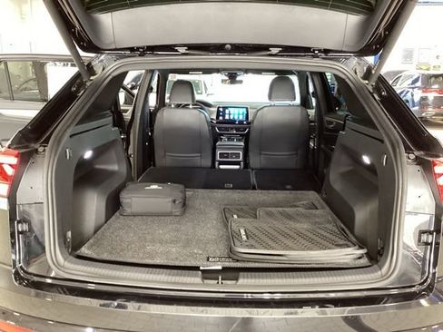 Certified 2024 Volkswagen Atlas Cross Sport SE AWD/4WD image 17