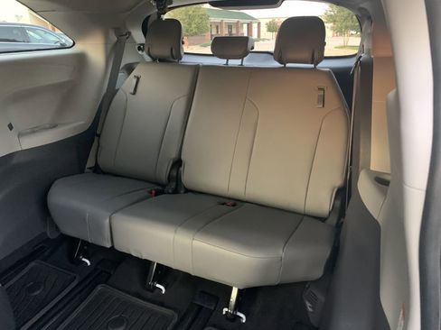 Used 2022 Toyota Sienna XLE image 19