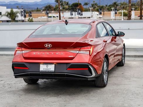 Used 2024 Hyundai Elantra Blue image 9