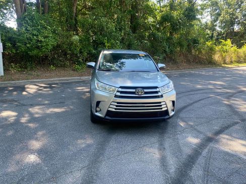 Used 2019 Toyota Highlander Plus FWD image 2