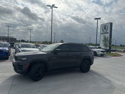 Used 2022 Jeep Grand Cherokee Altitude image 4