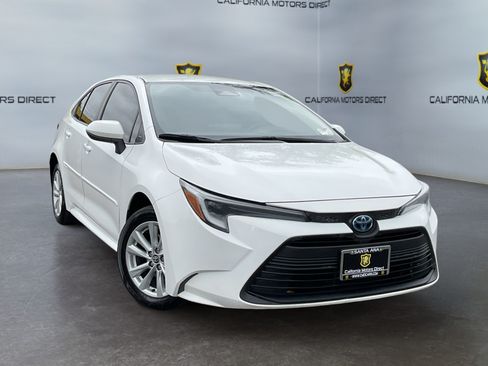 Used 2025 Toyota Corolla LE w/ LE Premium Package FWD image 3