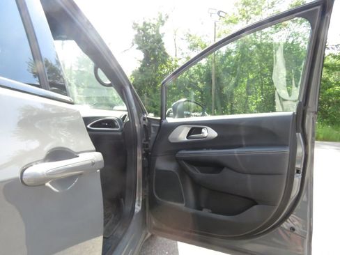 Used 2023 Chrysler Pacifica Touring-L w/ S Appearance Package FWD image 12