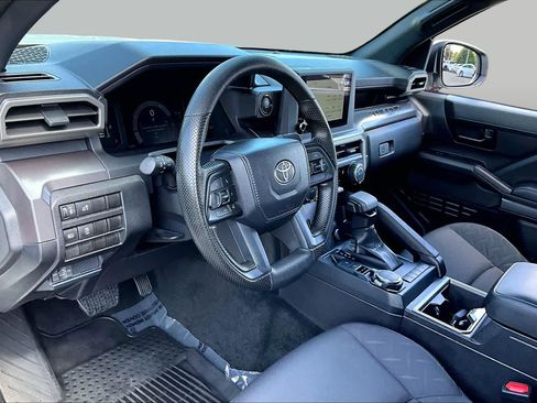 Used 2025 Toyota Tacoma SR5 AWD/4WD image 17