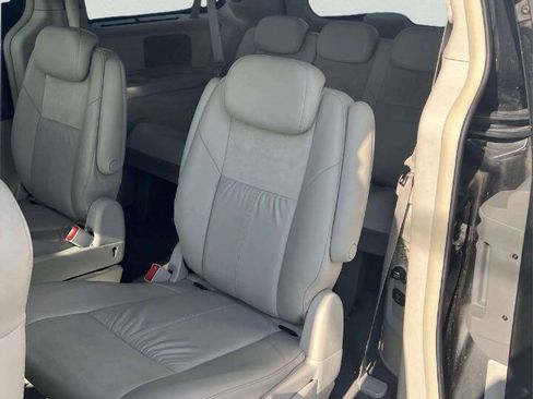 Used 2008 Chrysler Town & Country Limited w/ Entertainment Group #3 FWD image 13