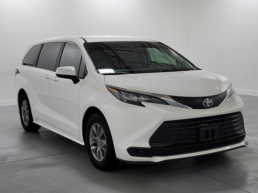 Used 2024 Toyota Sienna LE FWD image 2