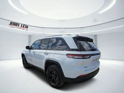 New 2025 Jeep Grand Cherokee Altitude image 5