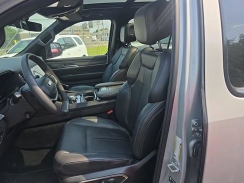 Used 2023 Jeep Wagoneer Series II AWD/4WD image 7