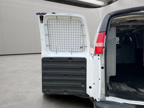 Used 2016 Chevrolet Express 2500 RWD image 20