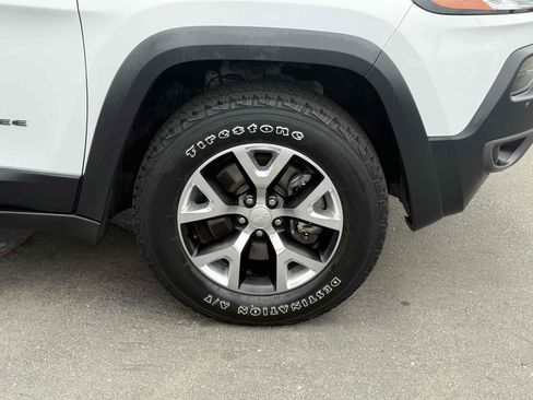 Used 2018 Jeep Cherokee Trailhawk image 24