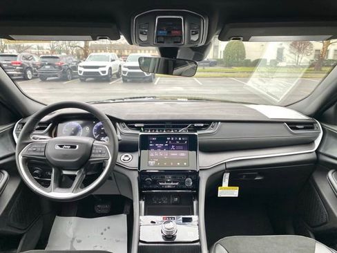 New 2025 Jeep Grand Cherokee Altitude image 23