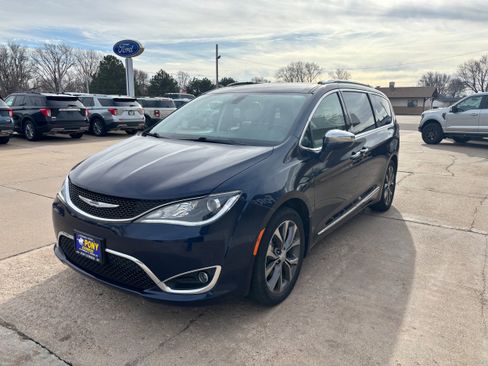 Used 2017 Chrysler Pacifica Limited w/ UConnect Theater Package image 8