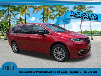 Used 2025 Chrysler Pacifica Select