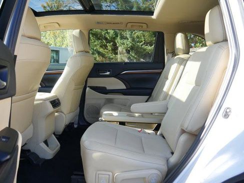 Used 2019 Toyota Highlander Limited Platinum image 16