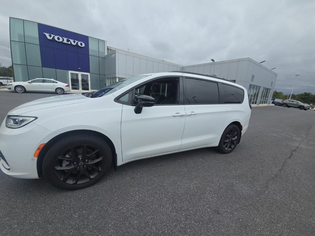 Used 2026 Chrysler Pacifica Limited w/ Uconnect Theater Family Group AWD/4WD image 2