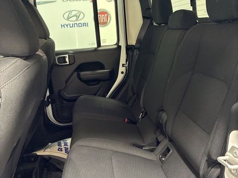 Used 2023 Jeep Gladiator Willys AWD/4WD image 21