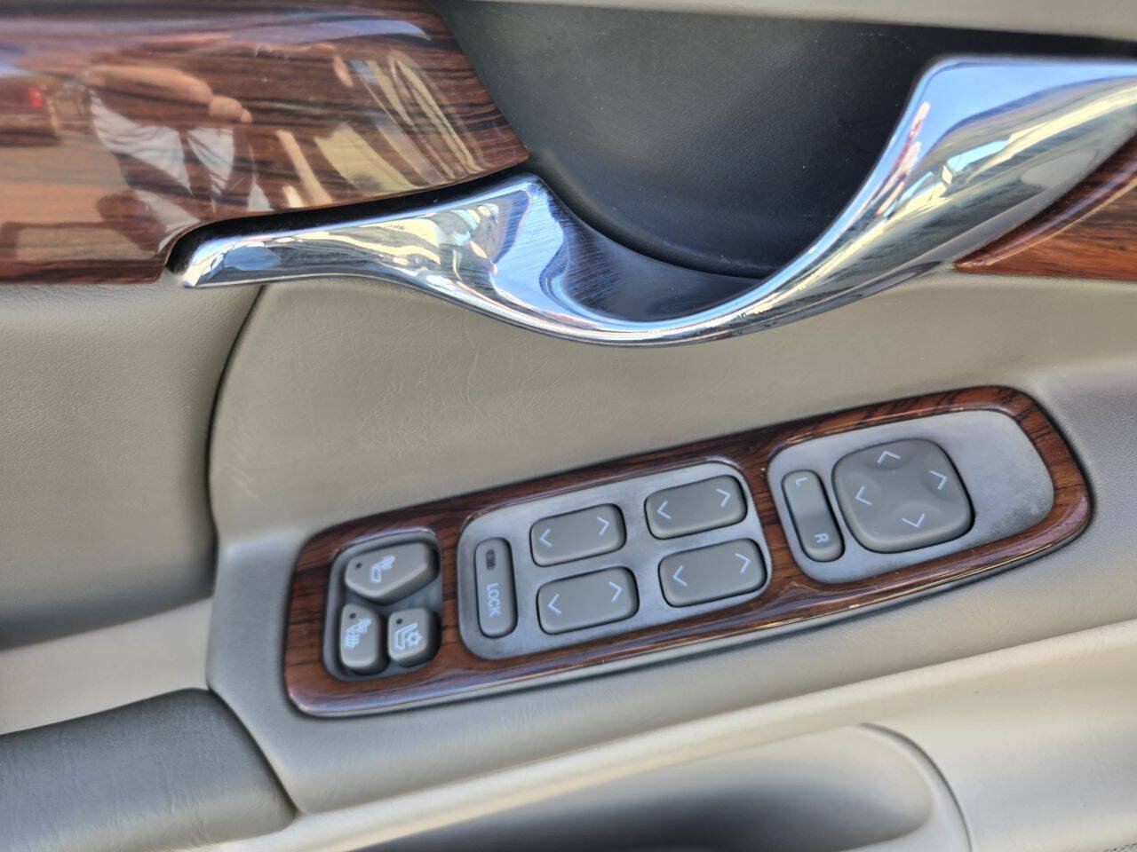 Used 2004 Cadillac De Ville w/ Equipment Group FWD image 14