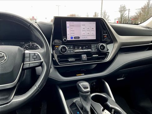 Used 2024 Toyota Highlander XLE image 19