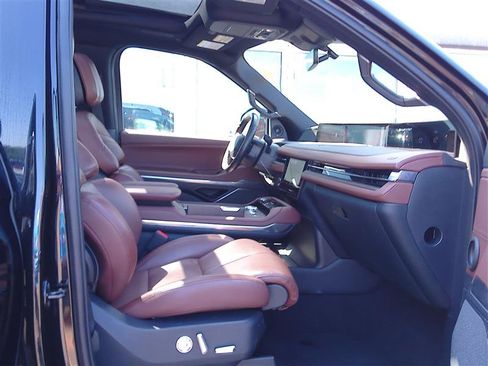Used 2025 Lincoln Navigator Reserve AWD/4WD image 10