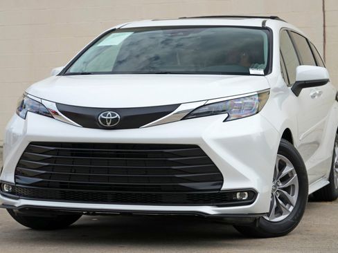 Used 2026 Toyota Sienna XLE FWD image 3