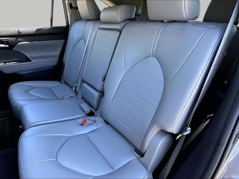 Used 2022 Toyota Highlander XLE AWD/4WD image 20