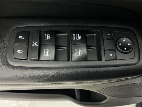 Used 2019 Jeep Grand Cherokee Laredo AWD/4WD image 38