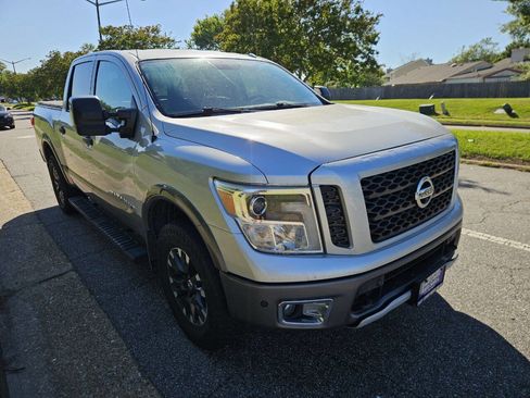 Used 2018 Nissan Titan PRO-4X w/ Pro-4x Convenience Package AWD/4WD image 8