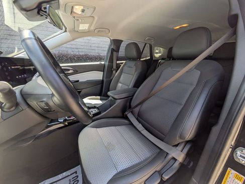 Used 2025 Chevrolet Trax LT w/ LT Convenience Package FWD image 23
