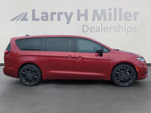 New 2026 Chrysler Pacifica Select FWD image 6