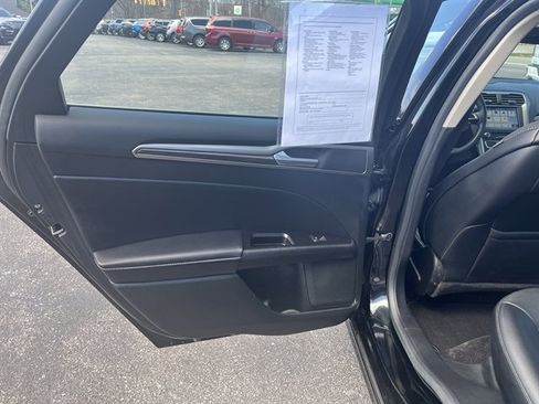 Used 2017 Ford Fusion SE w/ Fusion SE Technology Package image 29