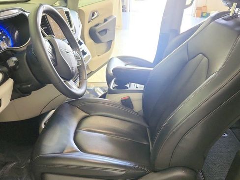 Used 2023 Chrysler Pacifica Touring-L FWD image 15